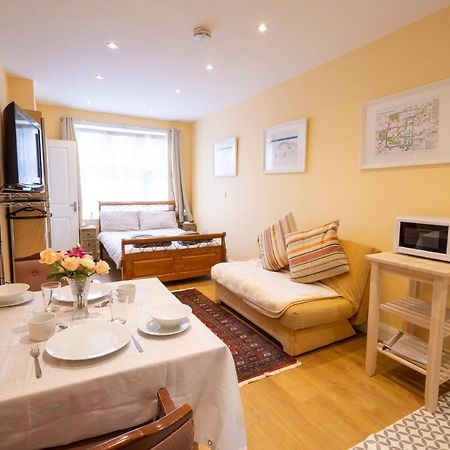 London Vegetarian Smoke & Pet Free En-Suite With Ev Parking Edgware Dış mekan fotoğraf