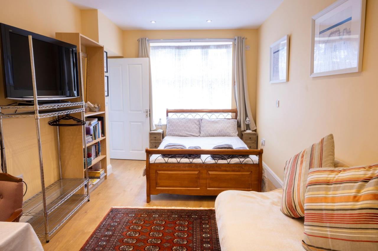 London Vegetarian Smoke & Pet Free En-Suite With Ev Parking Edgware Dış mekan fotoğraf