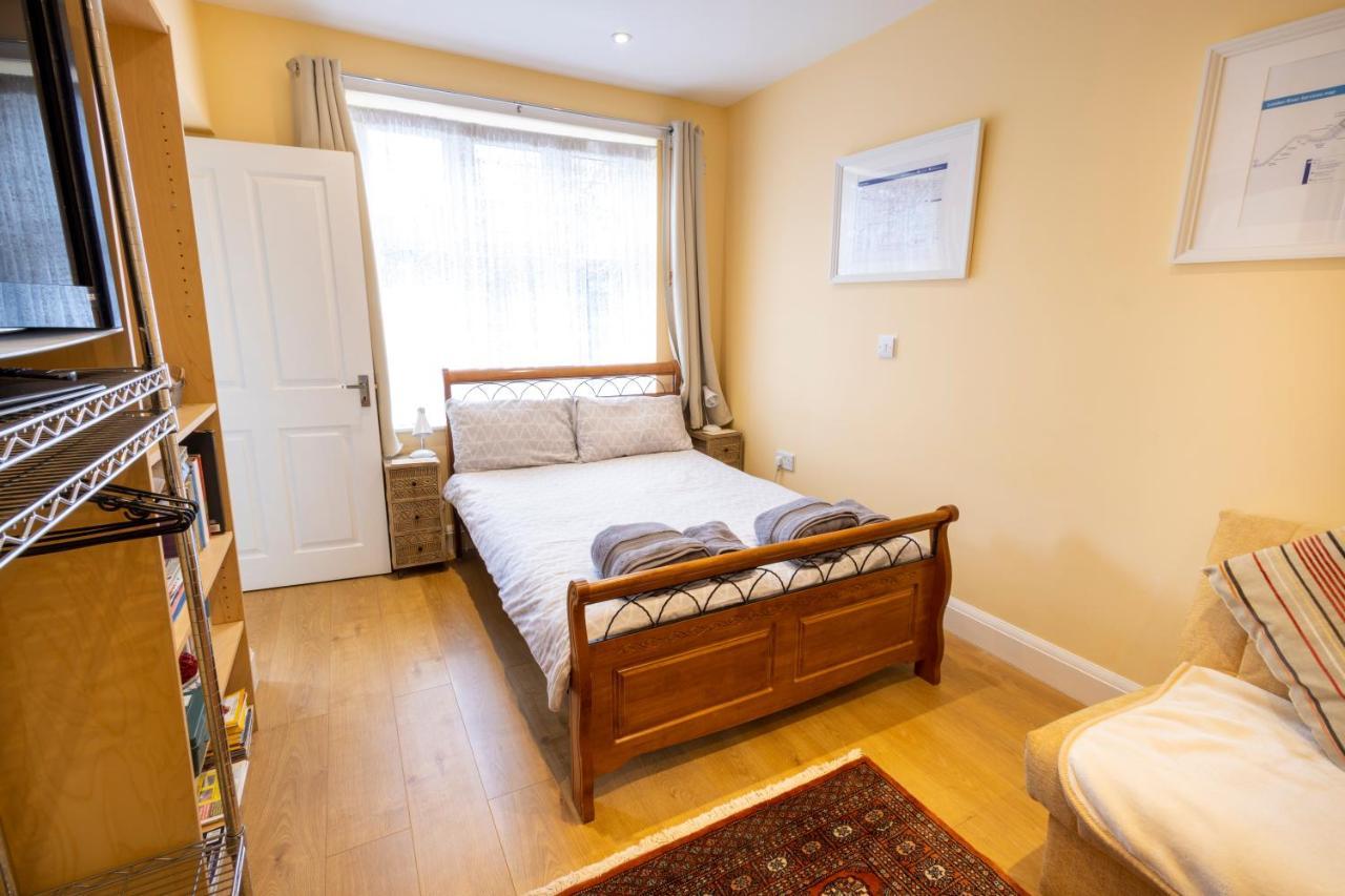 London Vegetarian Smoke & Pet Free En-Suite With Ev Parking Edgware Dış mekan fotoğraf