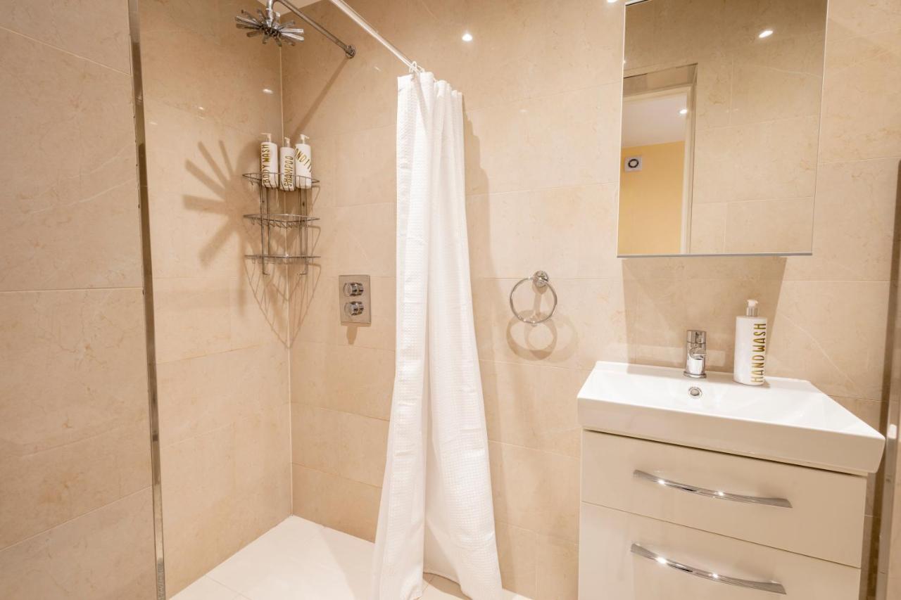London Vegetarian Smoke & Pet Free En-Suite With Ev Parking Edgware Dış mekan fotoğraf