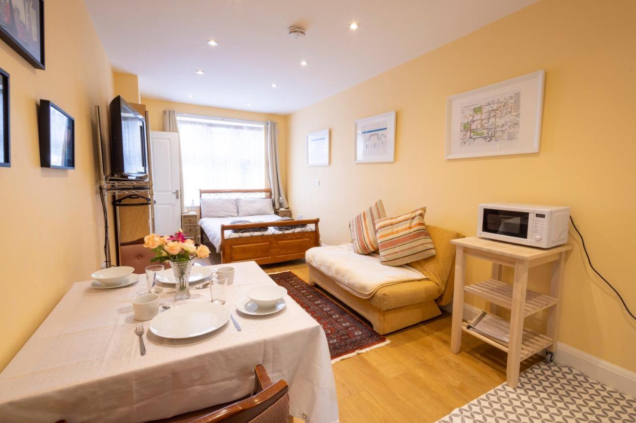 London Vegetarian Smoke & Pet Free En-Suite With Ev Parking Edgware Dış mekan fotoğraf