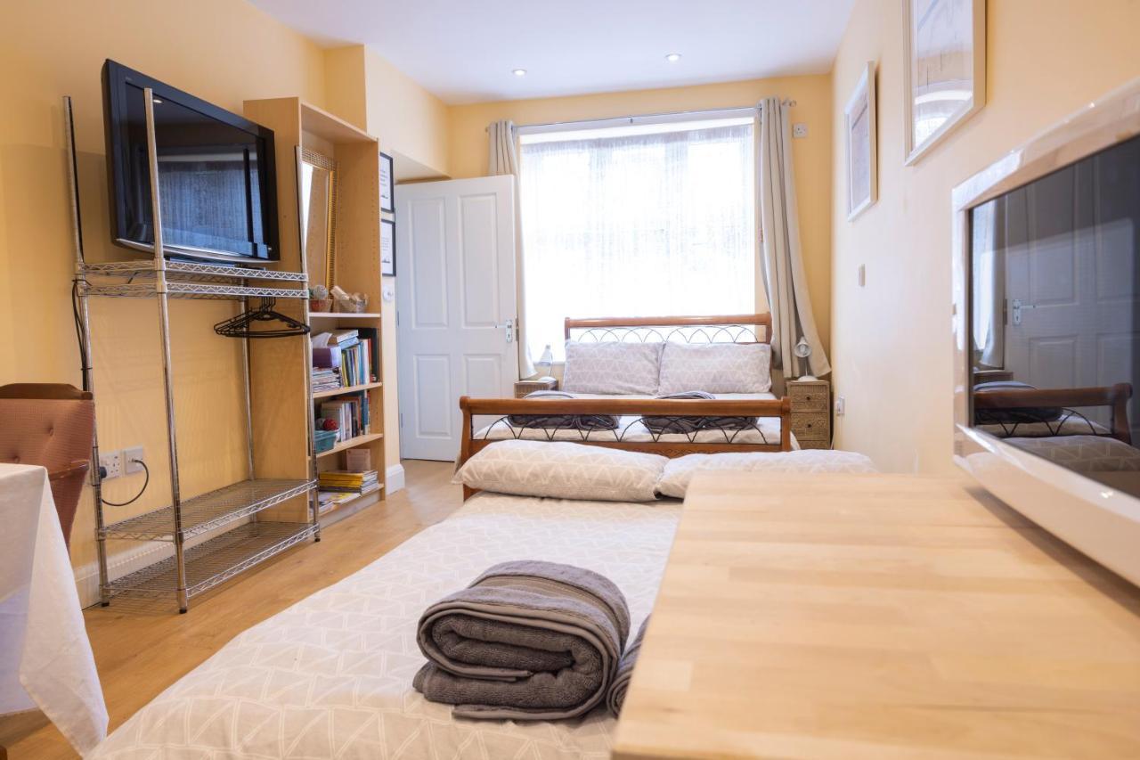 London Vegetarian Smoke & Pet Free En-Suite With Ev Parking Edgware Dış mekan fotoğraf