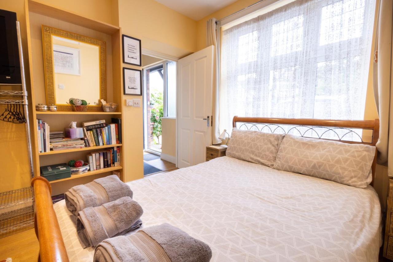 London Vegetarian Smoke & Pet Free En-Suite With Ev Parking Edgware Dış mekan fotoğraf