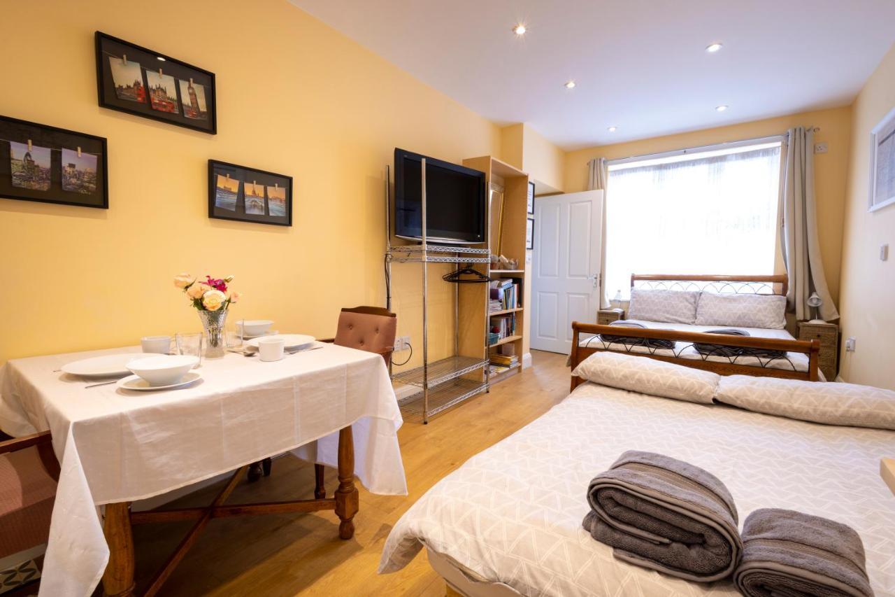 London Vegetarian Smoke & Pet Free En-Suite With Ev Parking Edgware Dış mekan fotoğraf