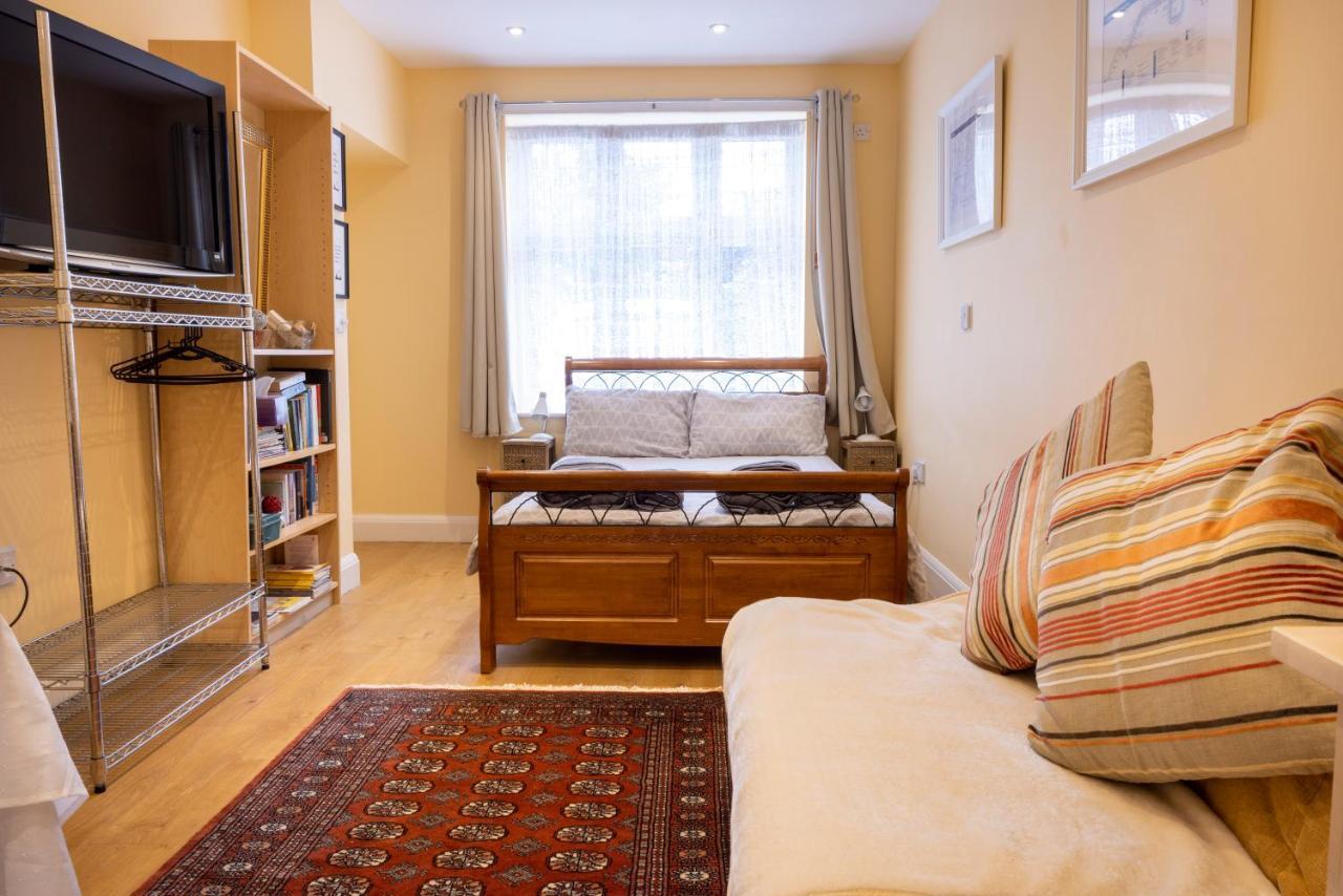 London Vegetarian Smoke & Pet Free En-Suite With Ev Parking Edgware Dış mekan fotoğraf