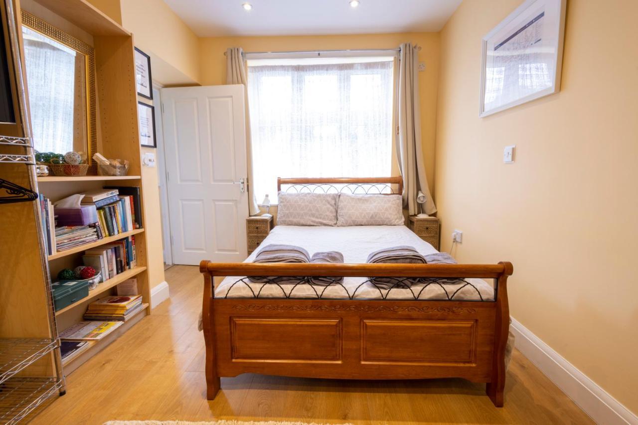 London Vegetarian Smoke & Pet Free En-Suite With Ev Parking Edgware Dış mekan fotoğraf