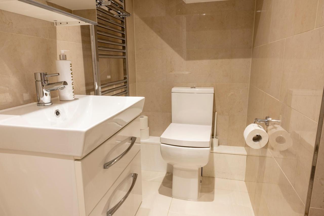 London Vegetarian Smoke & Pet Free En-Suite With Ev Parking Edgware Dış mekan fotoğraf