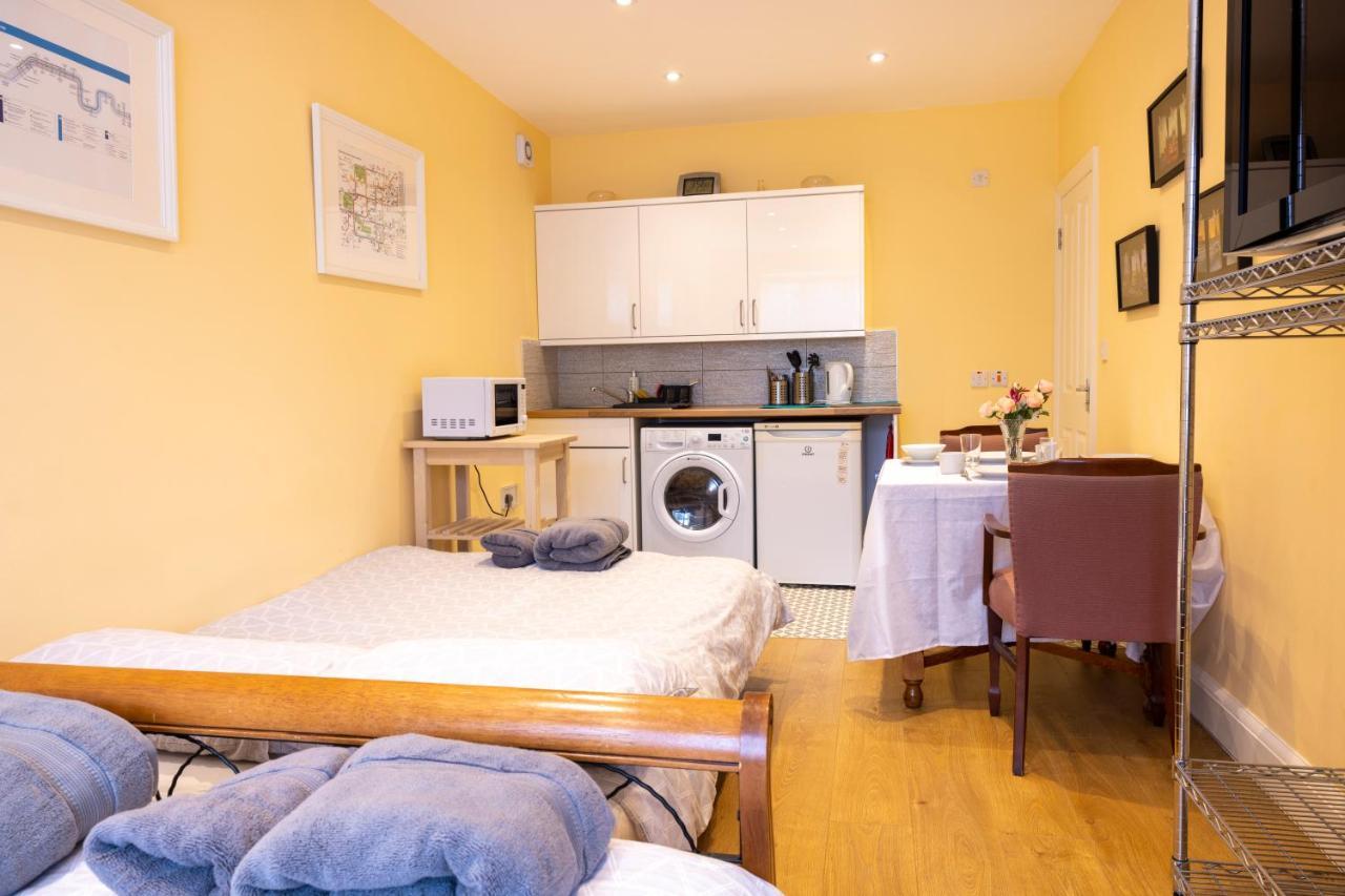 London Vegetarian Smoke & Pet Free En-Suite With Ev Parking Edgware Dış mekan fotoğraf